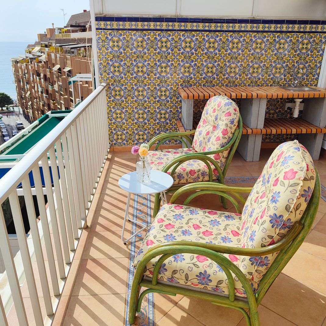 sillas cómodas en la terraza