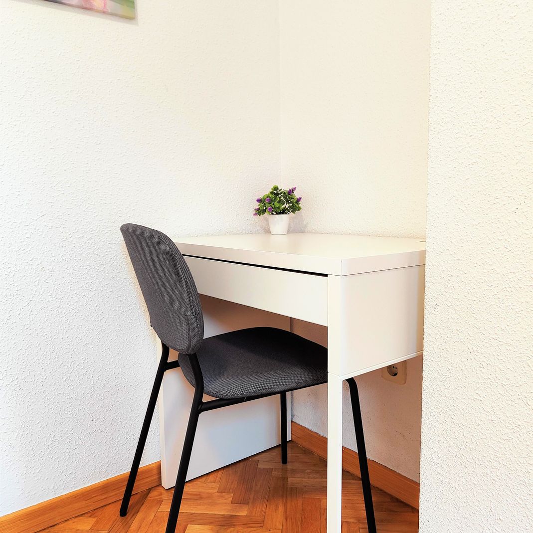 mesa y silla de escritorio